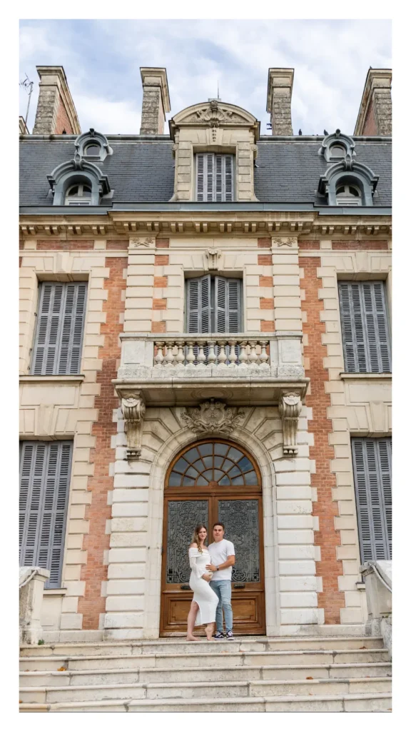 Famille posant devant la façade de la demeure du Mont Vinay, Isère