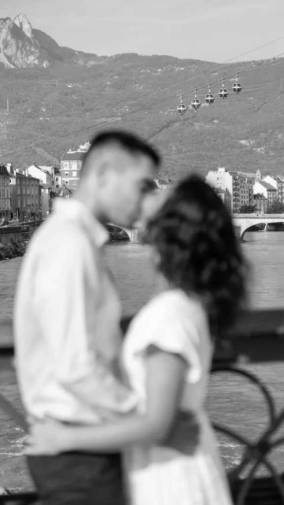 Couple s'embrassant avec les bulles de la Bastille en fond à Grenoble