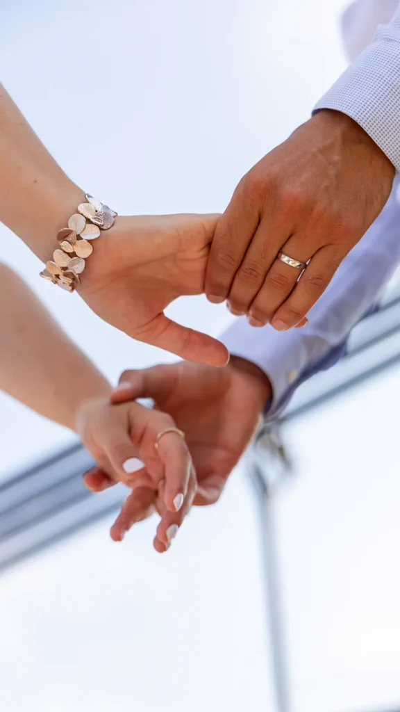 Détails d'alliance lors d'une séance couple à Grenoble