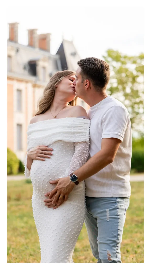 Couple s'embrassant devant le MontVinay, Isère