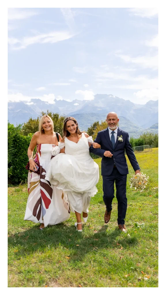 les mariés revenant d'une séance couple à la Veyrie Bernin